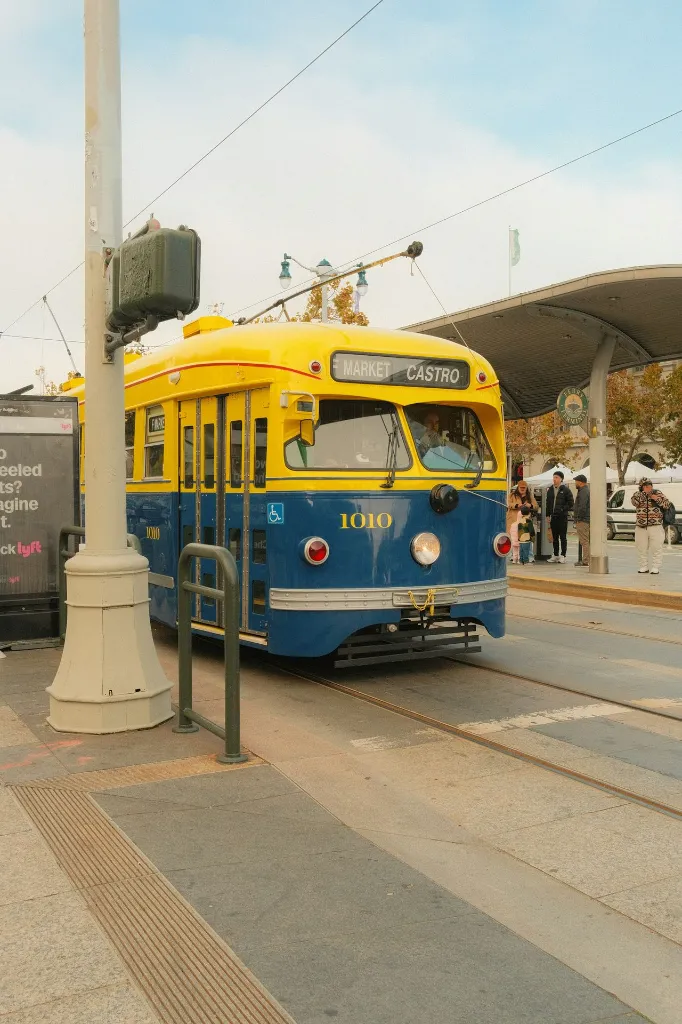 unsplash_83IBJd03wEM_Transport public.jpg.jpg.jpg.webp